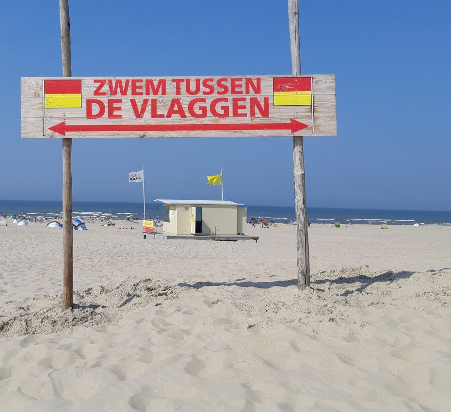 <p>Swim between the flags - Wadden.nl</p>