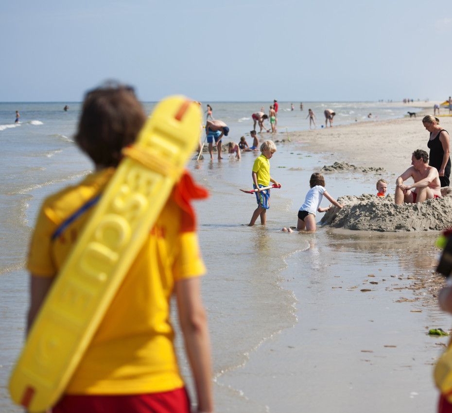 <p>KNRM lifeguards on the beaches of Texel, Vlieland, Terschelling, Ameland and Schiermonnikoog - Wadden.nl</p>